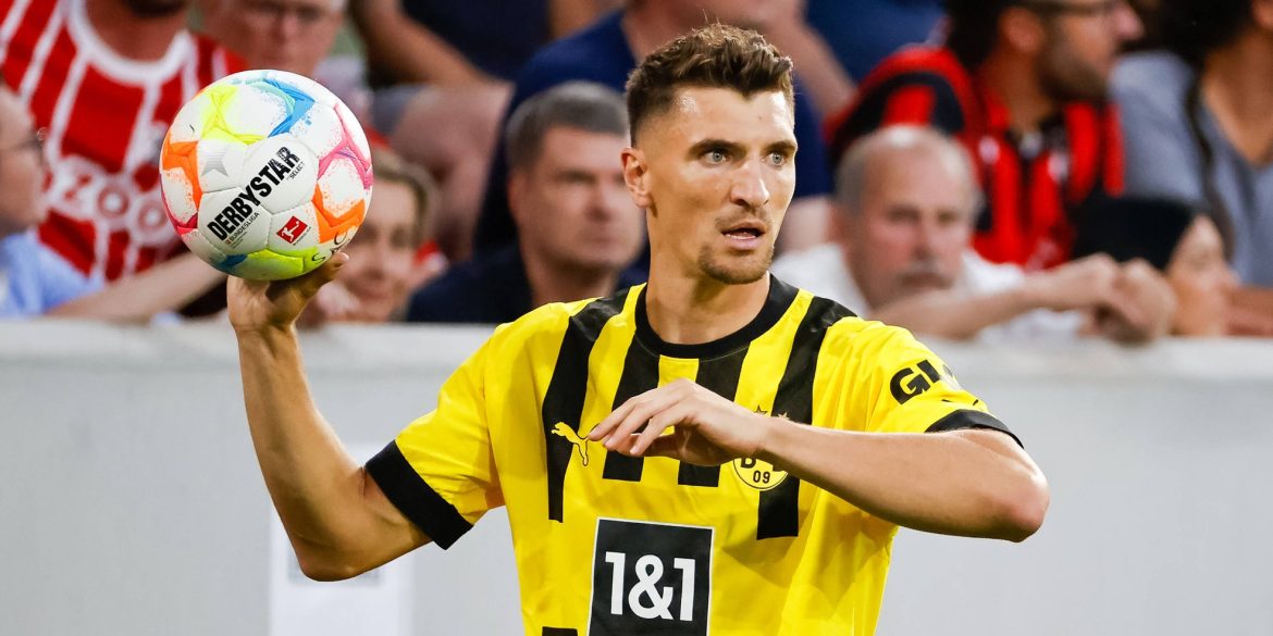 Transfergerüchte: Rechtsverteidiger-Tausch beim BVB? Gladbach und VfB haben Wunschstürmer